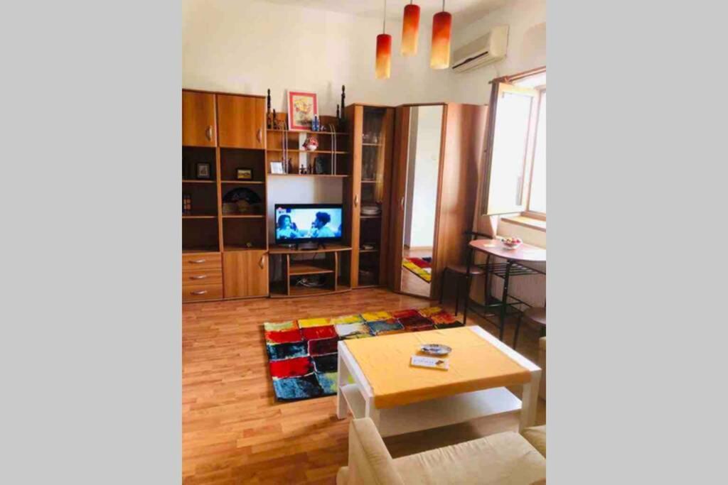 Super Central - Lovely One-Bedroom Apartment On Victoriei Avenue Bucareste Exterior foto