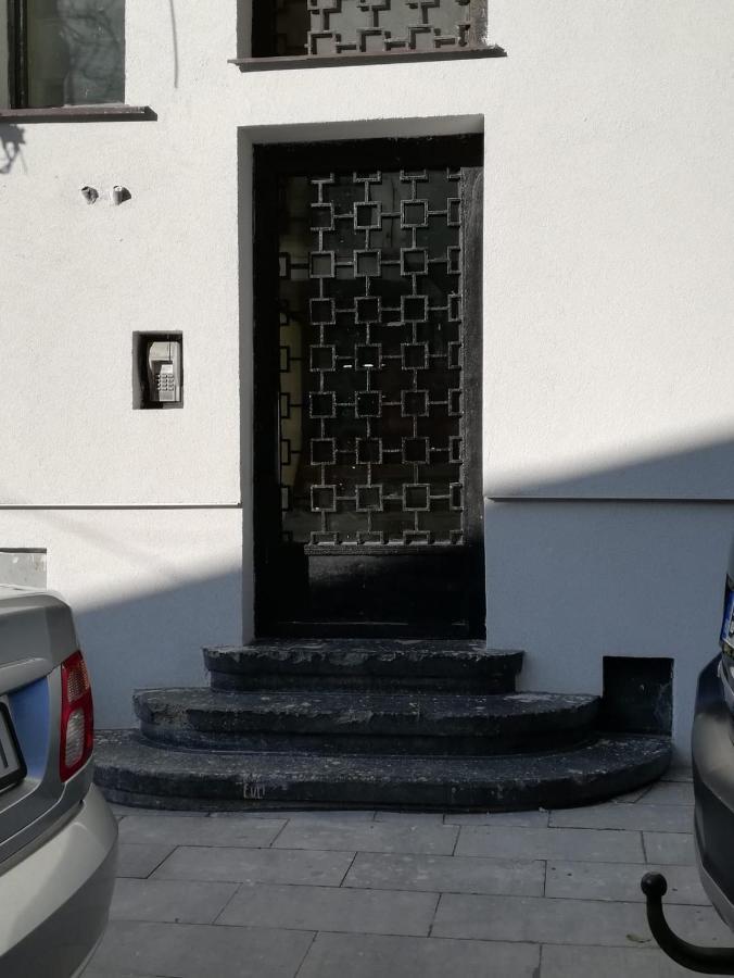 Super Central - Lovely One-Bedroom Apartment On Victoriei Avenue Bucareste Exterior foto